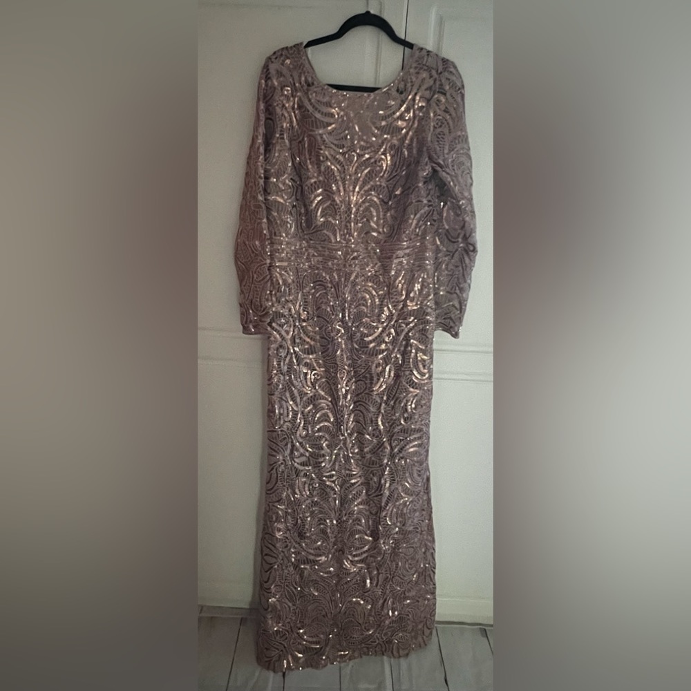 NWT Tadashi Shoji Fabia Long Sleeve Sequin Gown Size 16
